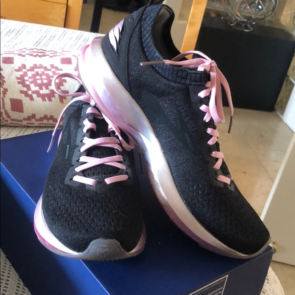 Brooks Levitate 2 Black and Pink 9.5